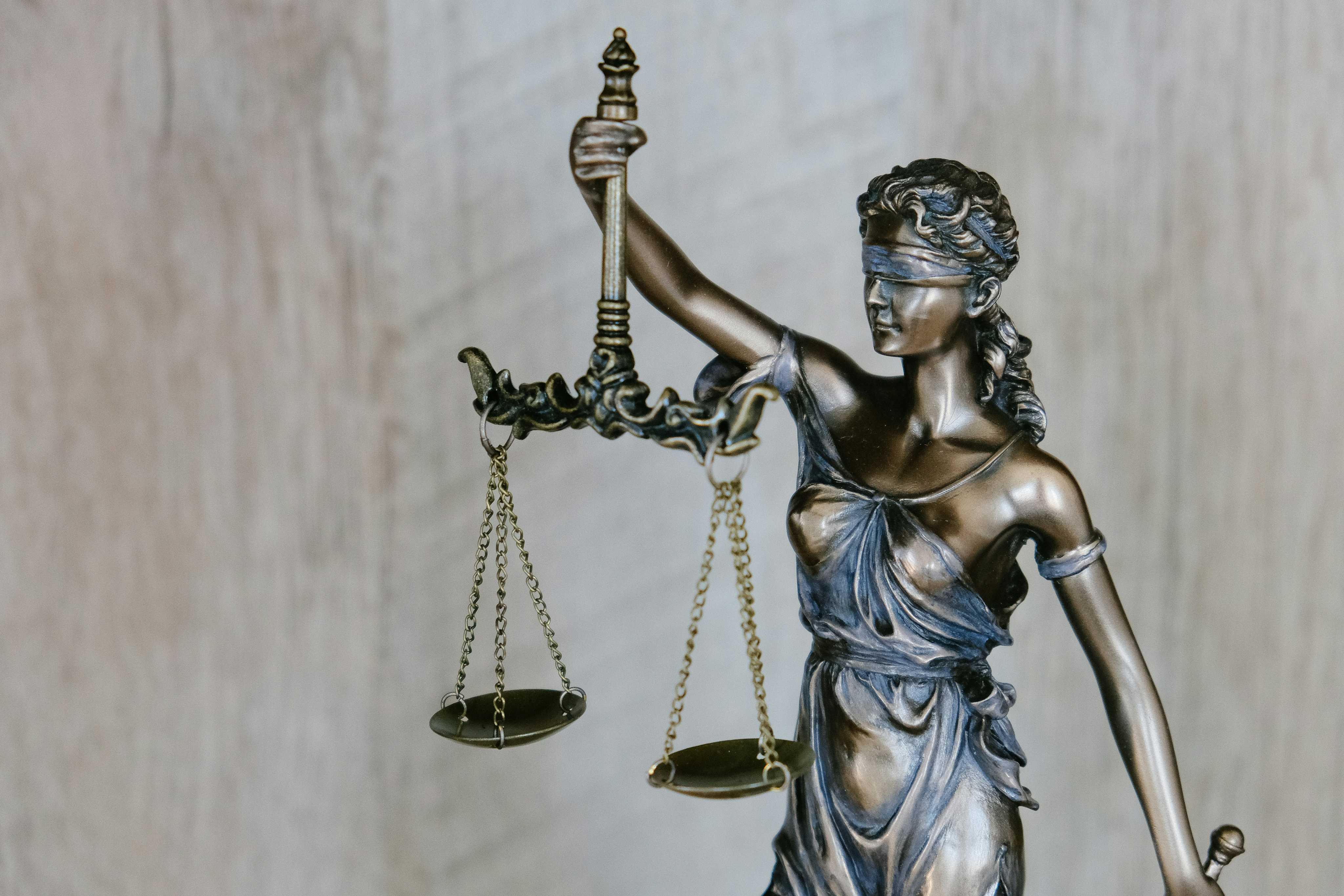 Estátua da justiça sobre uma mesa