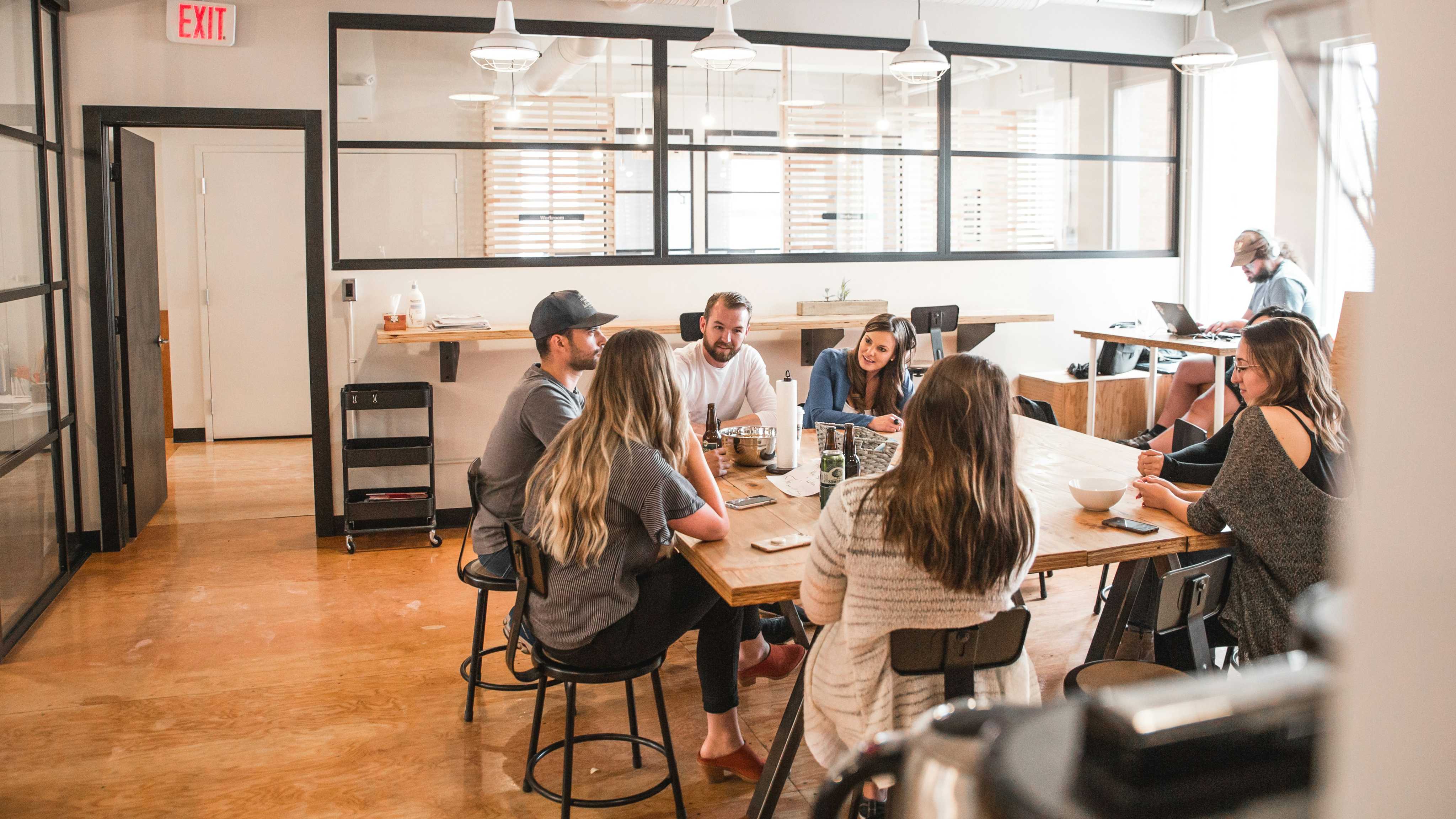 Equipe reunida em torno de uma mesa